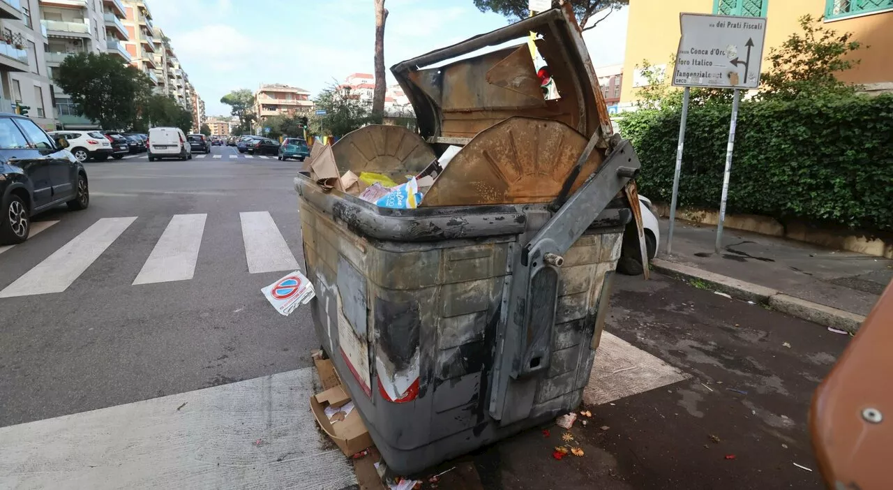 Rifiuti a Roma, gare deserte per cassonetti e mezzi: l'Ama costretta a riparare i «vecchi contenitori»