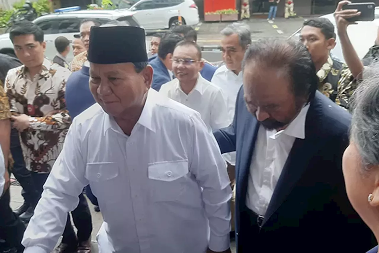 Gandengan Hangat Prabowo kepada Surya Paloh saat Tiba di NasDem