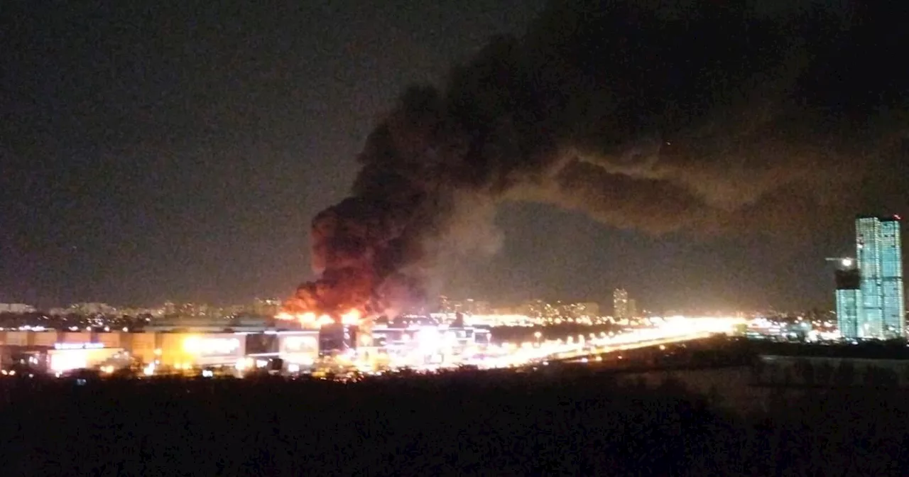 Schüsse in Moskauer Konzerthalle, Menschen von Feuer eingeschlossen