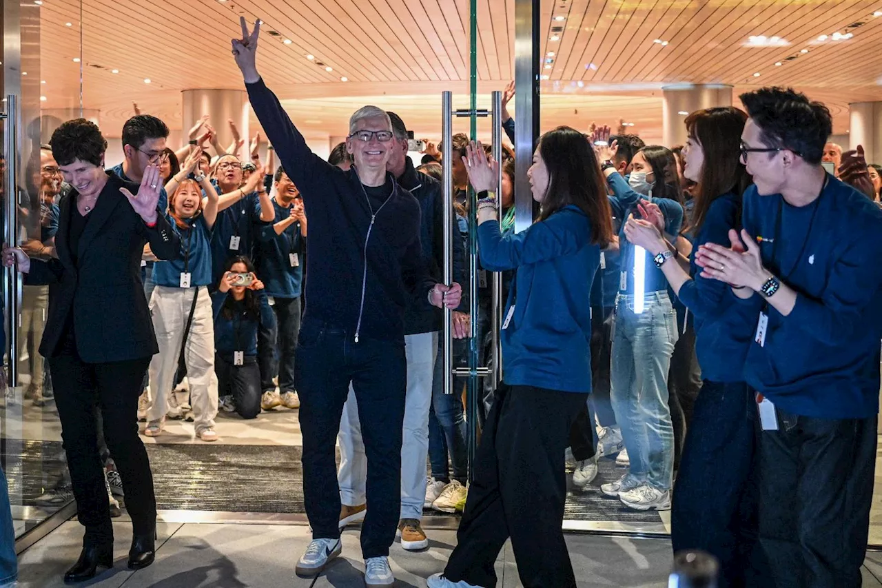 Tim Cook, parasols et retraités: Apple ouvre un nouveau magasin à Shanghai