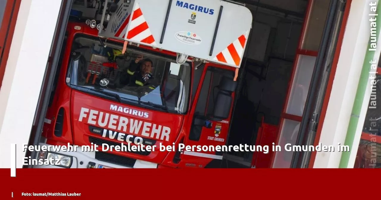 Feuerwehr mit Drehleiter bei Personenrettung in Gmunden im Einsatz