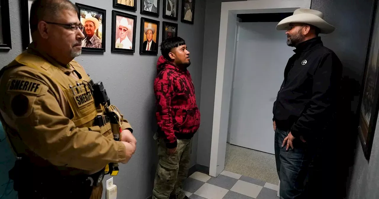 Agentes policiales de Texas se preguntan cómo implementarán ley de detención de migrantes