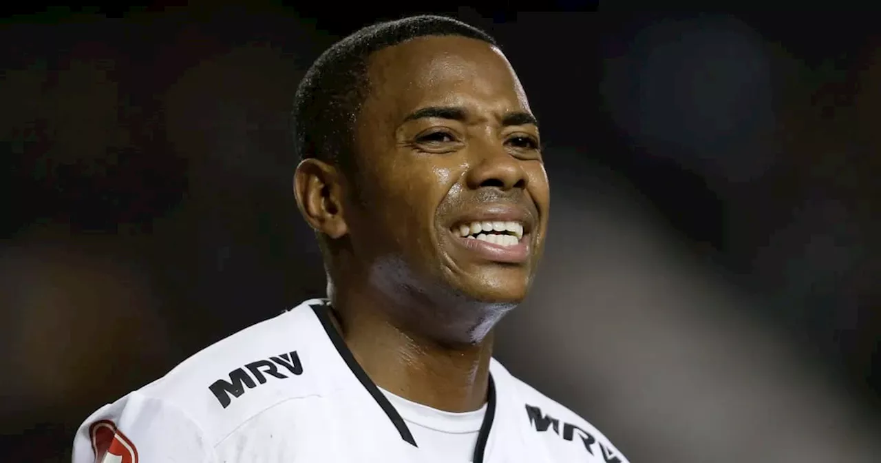 Robinho se entrega a la policía para cumplir sentencia de 9 años de prisión por violación