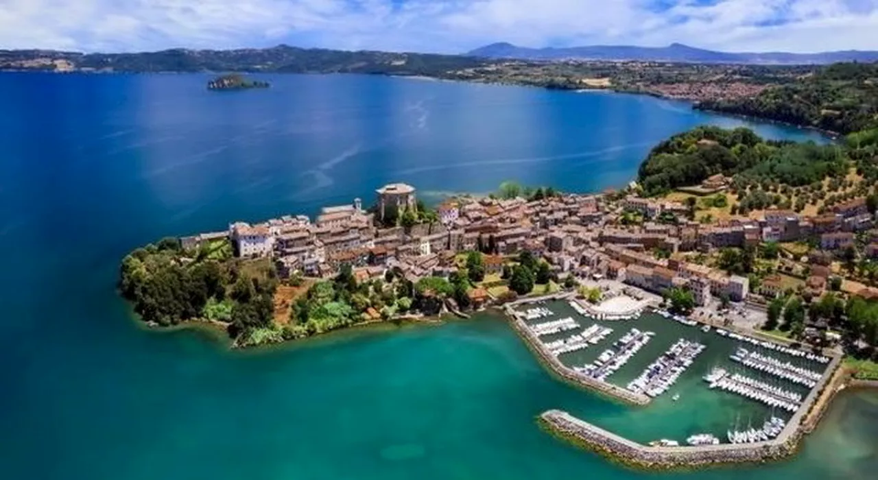 Il lago vulcanico più grande d'Europa si trova a 2 ore da Roma: da qui il panorama è mozzafiato