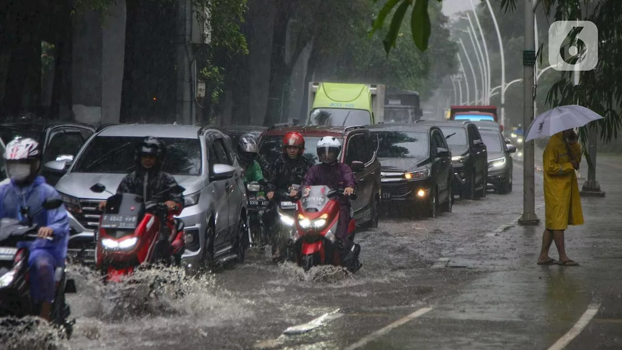 Diguyur Hujan Semalaman, 4 RT dan 23 Ruas Jalan di DKI Jakarta Tergenang