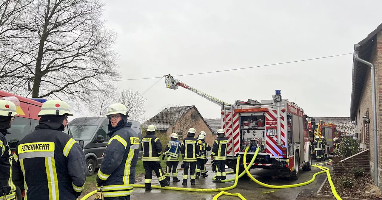 Brand auf Bauernhof im Kreis Gütersloh - mehr als 100 Feuerwehrleute im Einsatz