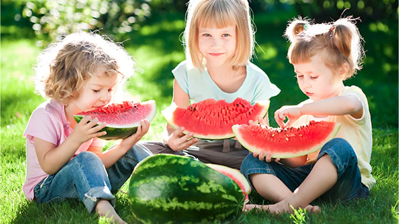 In estate i bambini rischiano di ingrassare: ecco come evitarlo