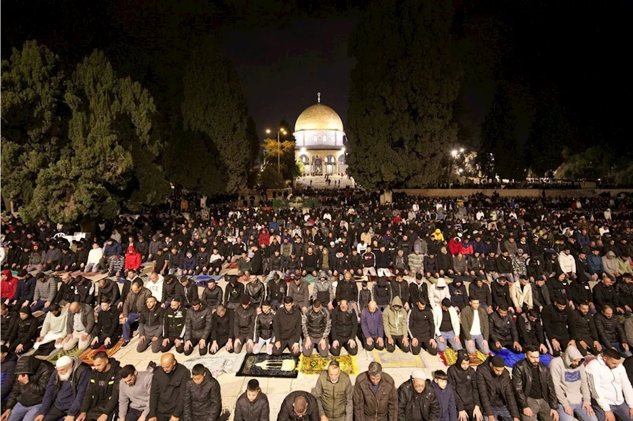 رغم القيود والتضييقات الإسرائيلية.. 50 ألف فلسطيني يؤدون صلاتي العشاء والتراويح في المسجد الأقصى