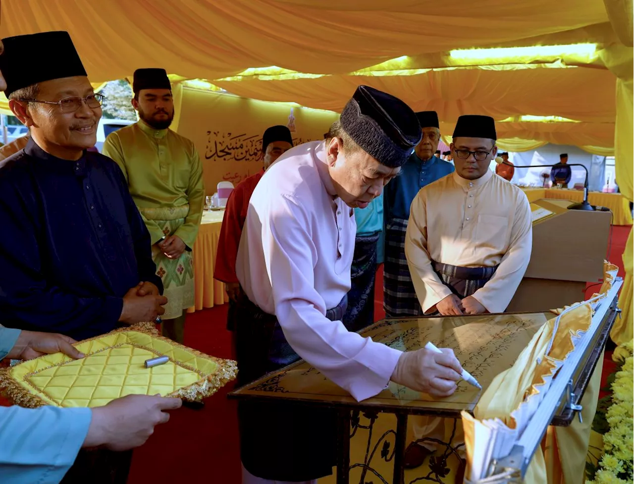 Selangor Ruler inaugurates Masjid At-Tuqo, breaks fast with Kuala S'gor residents