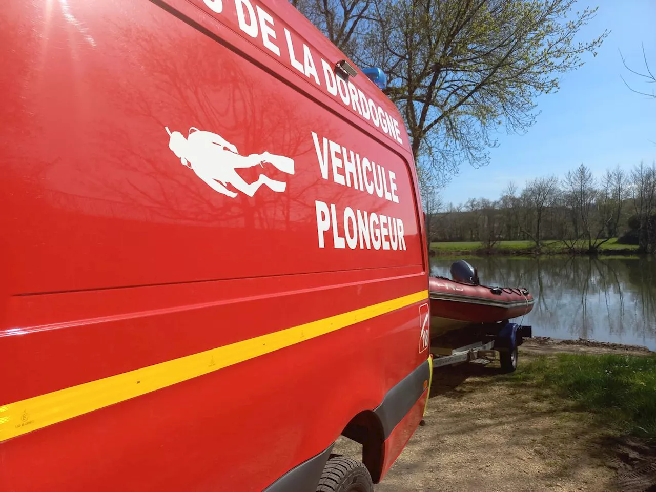 Les pompiers de Dordogne sortent une voiture qui avait coulé dans une rivière