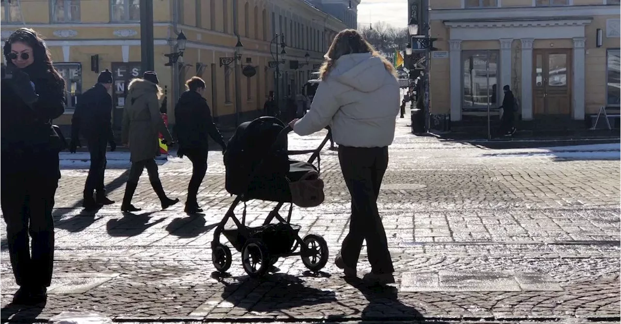 Barnafödandet i Finland är rekordlågt – många har svårt att hitta en lämplig partner