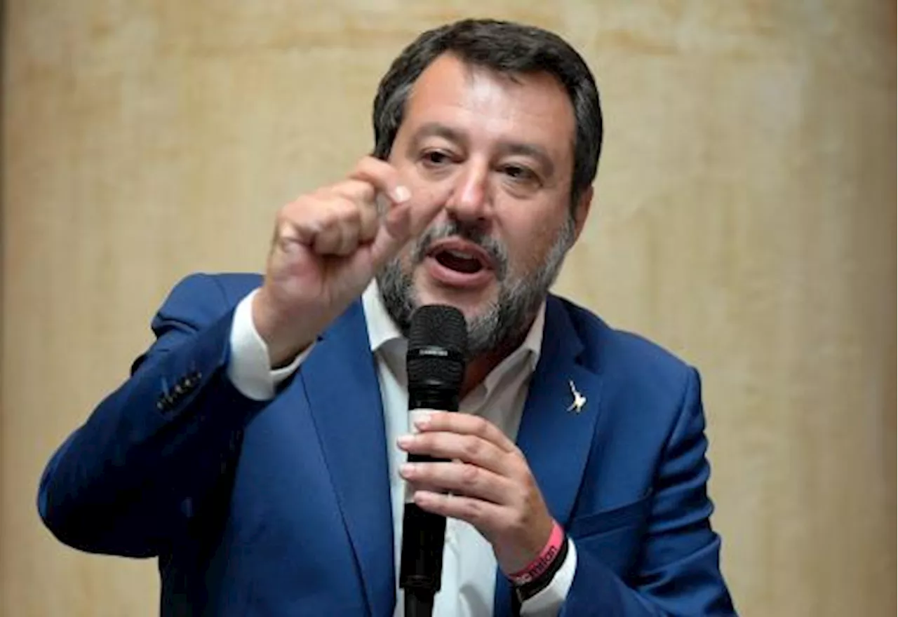 Lega, Salvini cede alle pressioni: 'In autunno il congresso'