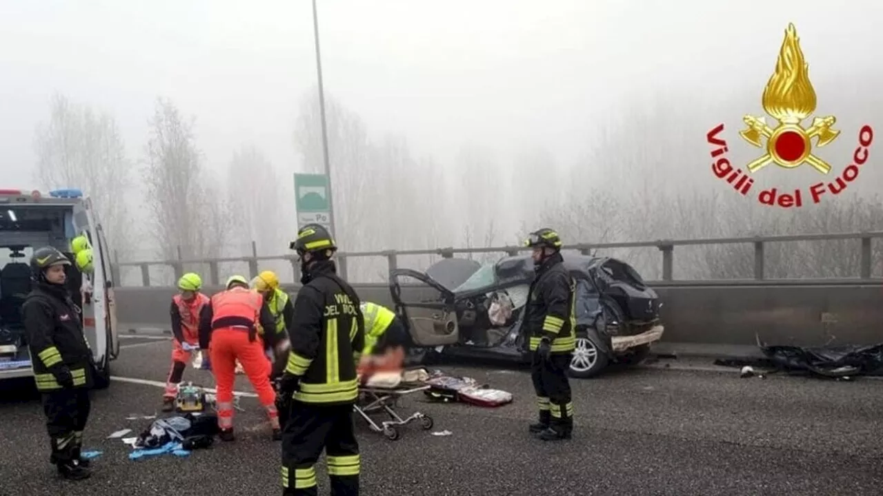 Devastante schianto nella nebbia in autostrada: due morti, ci sono vari feriti