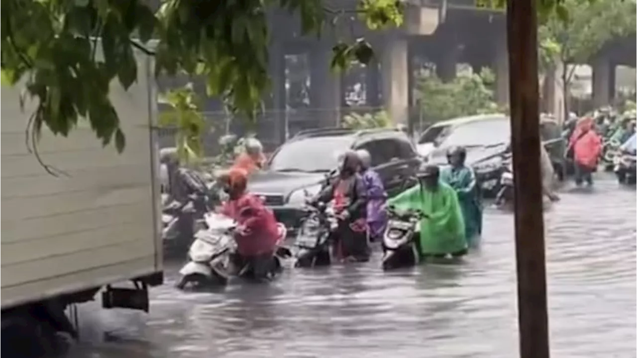 Banjir di Cengkareng, Banyak Pemotor Dorong Motor dan Matikan Mesin