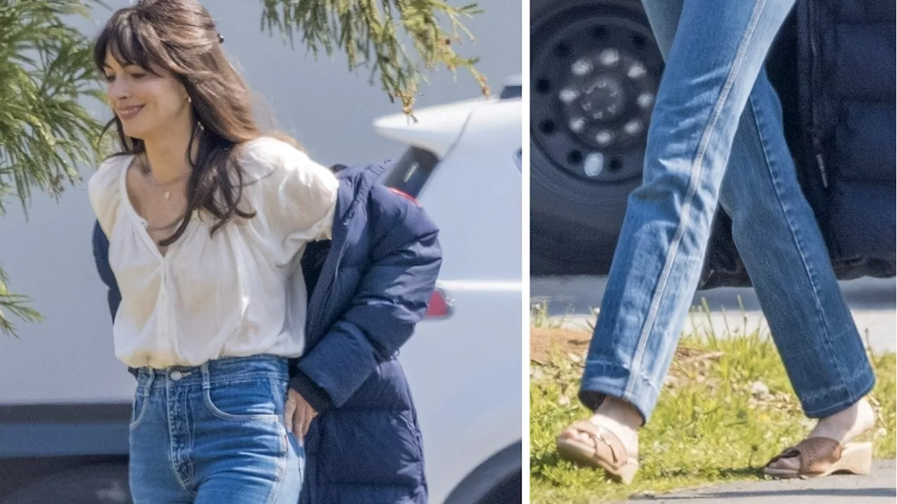 Anne Hathaway luce slim jeans con sandalias wedge para la primavera 2024