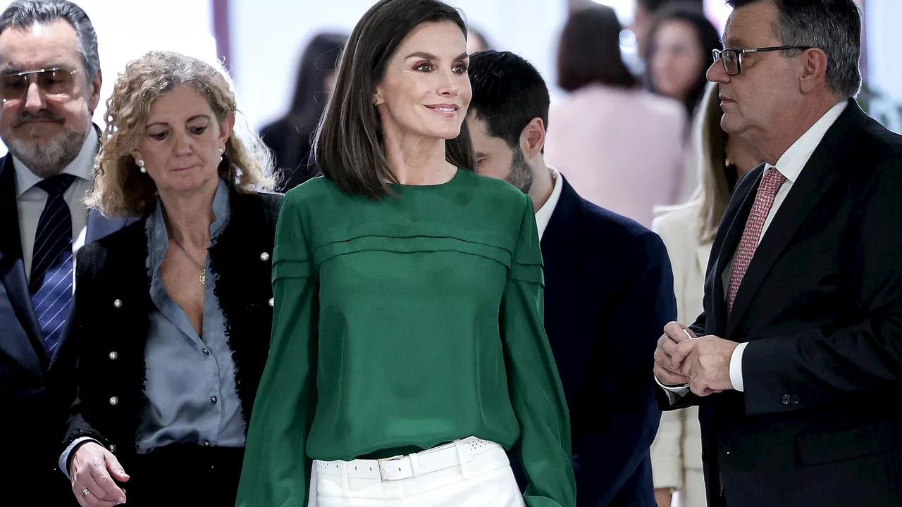 La reina Letizia tiene los pantalones blancos ideales para ir la oficina con stilettos