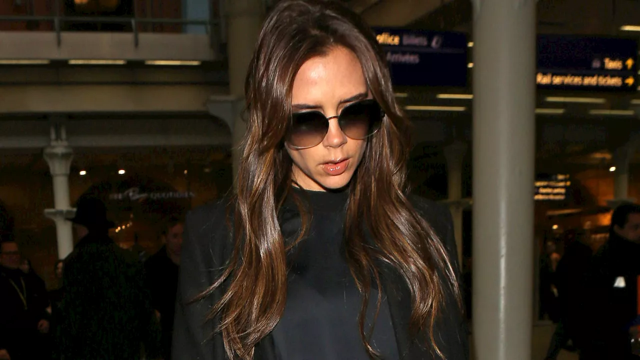 Victoria Beckham lleva tenis blancos Nike con leggings en marzo 2024