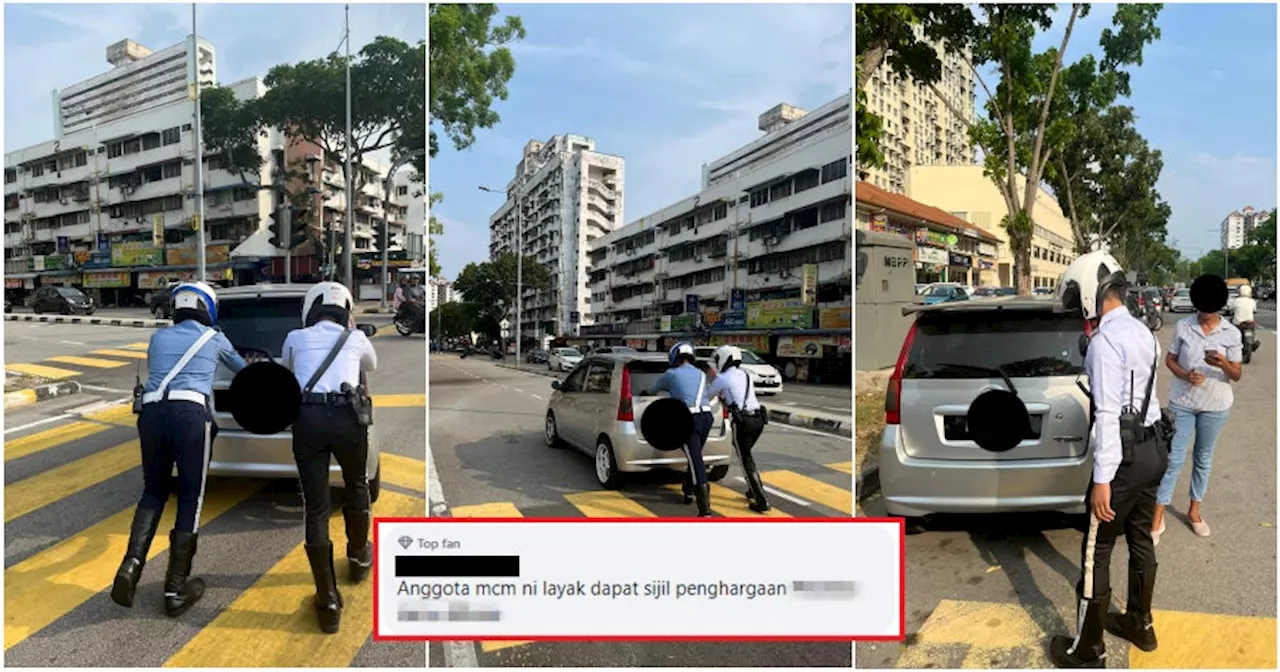 Penang Officers Join Forces to Push Stranded Car to the Roadside, Earning Praises from Netizens