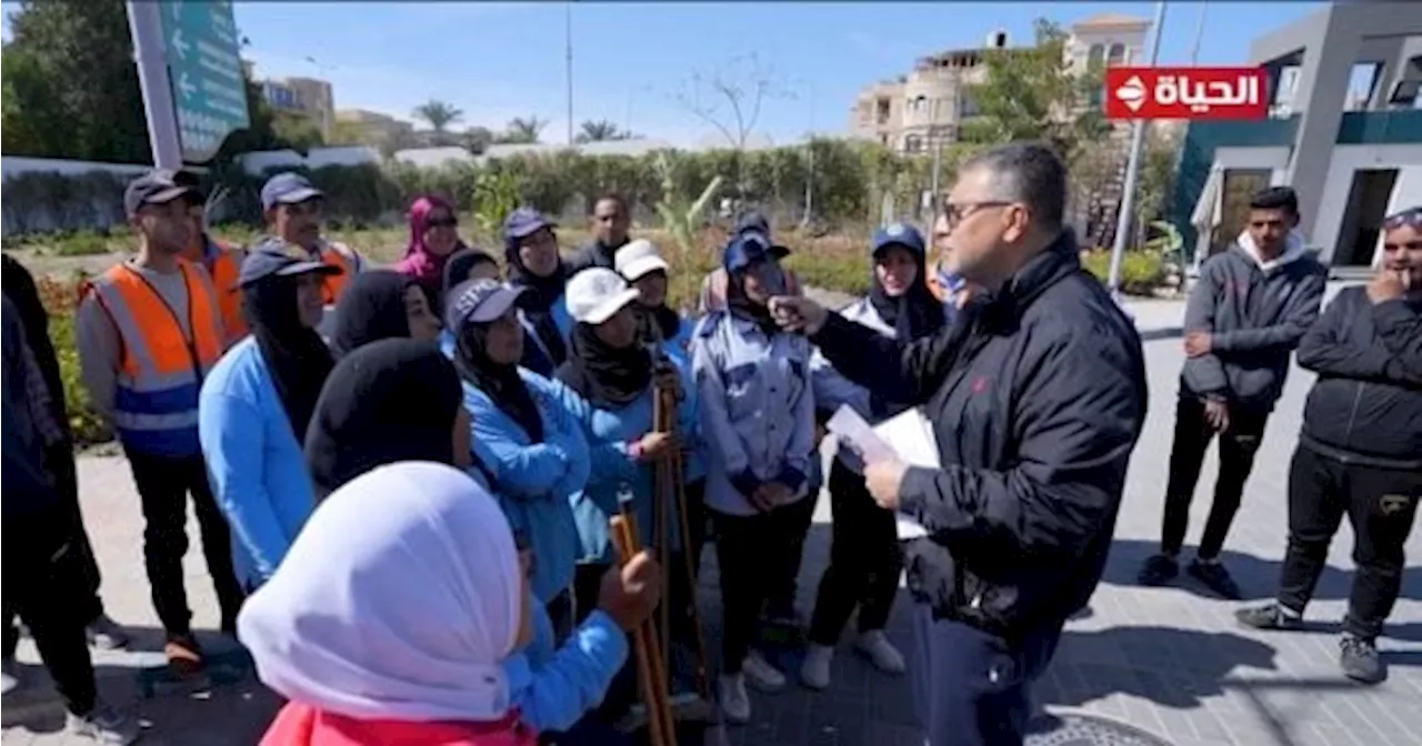 عمرو الليثي يلتقي عمال أحد الأندية في أكتوبر ويهديهم جوائز مالية