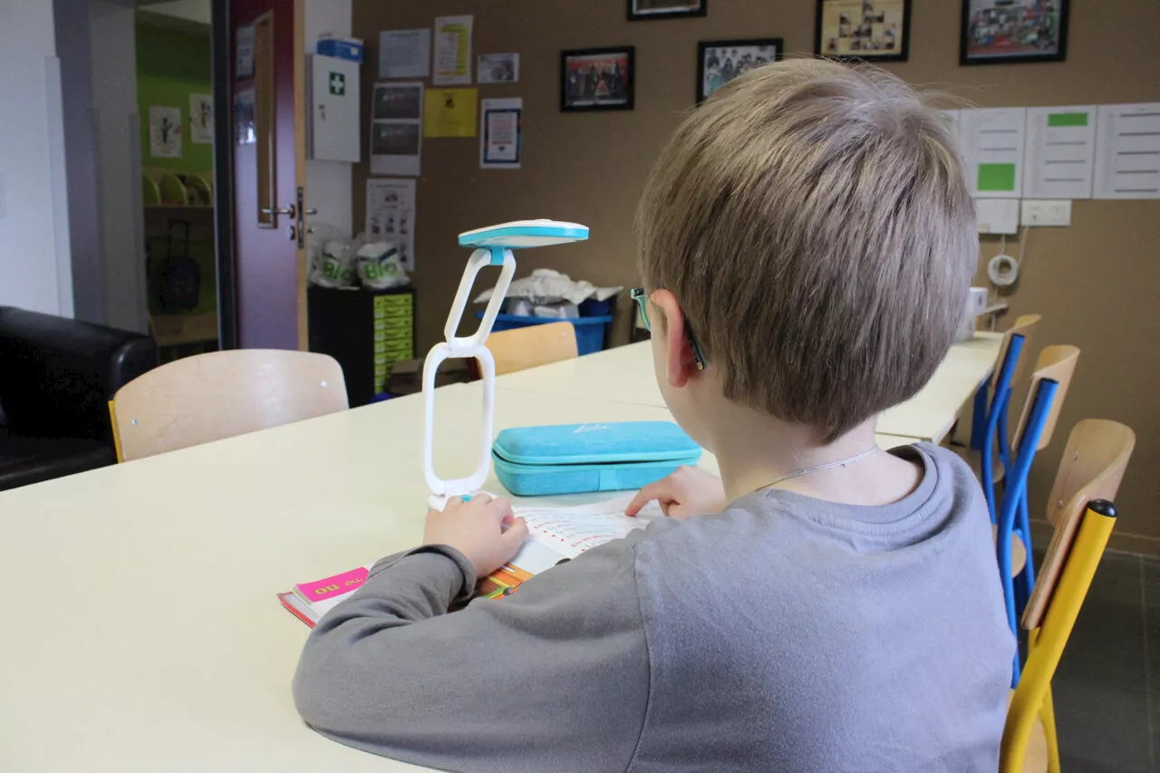 De nouvelles lampes mobiles adaptées pour les élèves dyslexiques à Saint-Georges et Lieurey