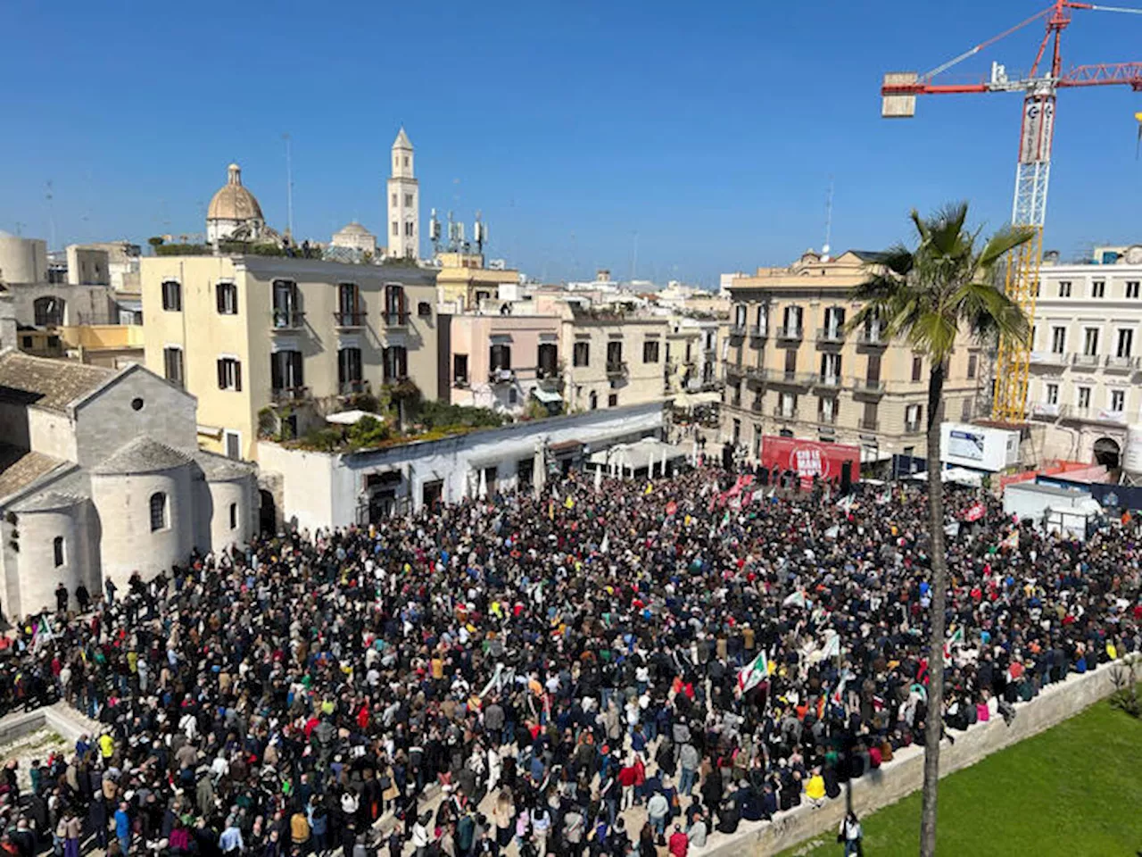 Migliaia in piazza a Bari per esprimere solidarietà a Decaro