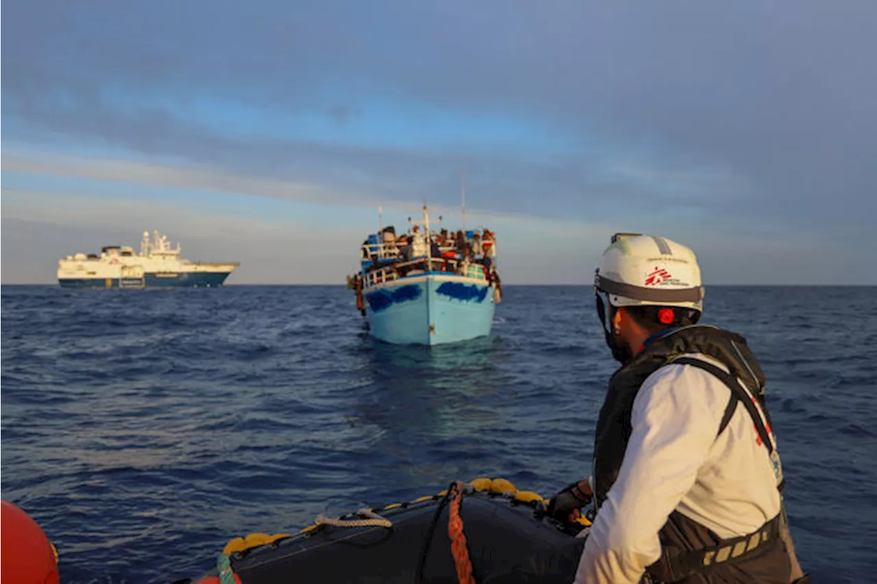 Naufraga barchino, salvati 44 migranti un minorenne è disperso