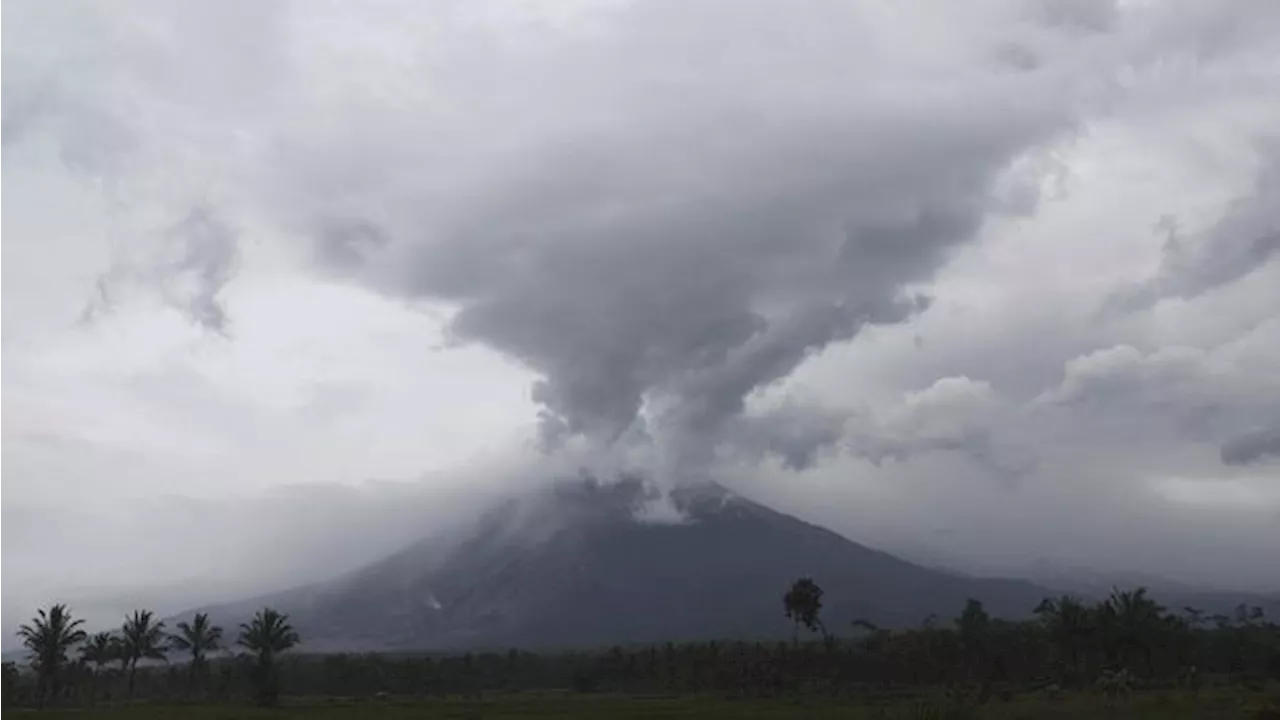 Gunung Semeru Erupsi Semburkan Abu Vulkanik Setinggi 1.000 Meter