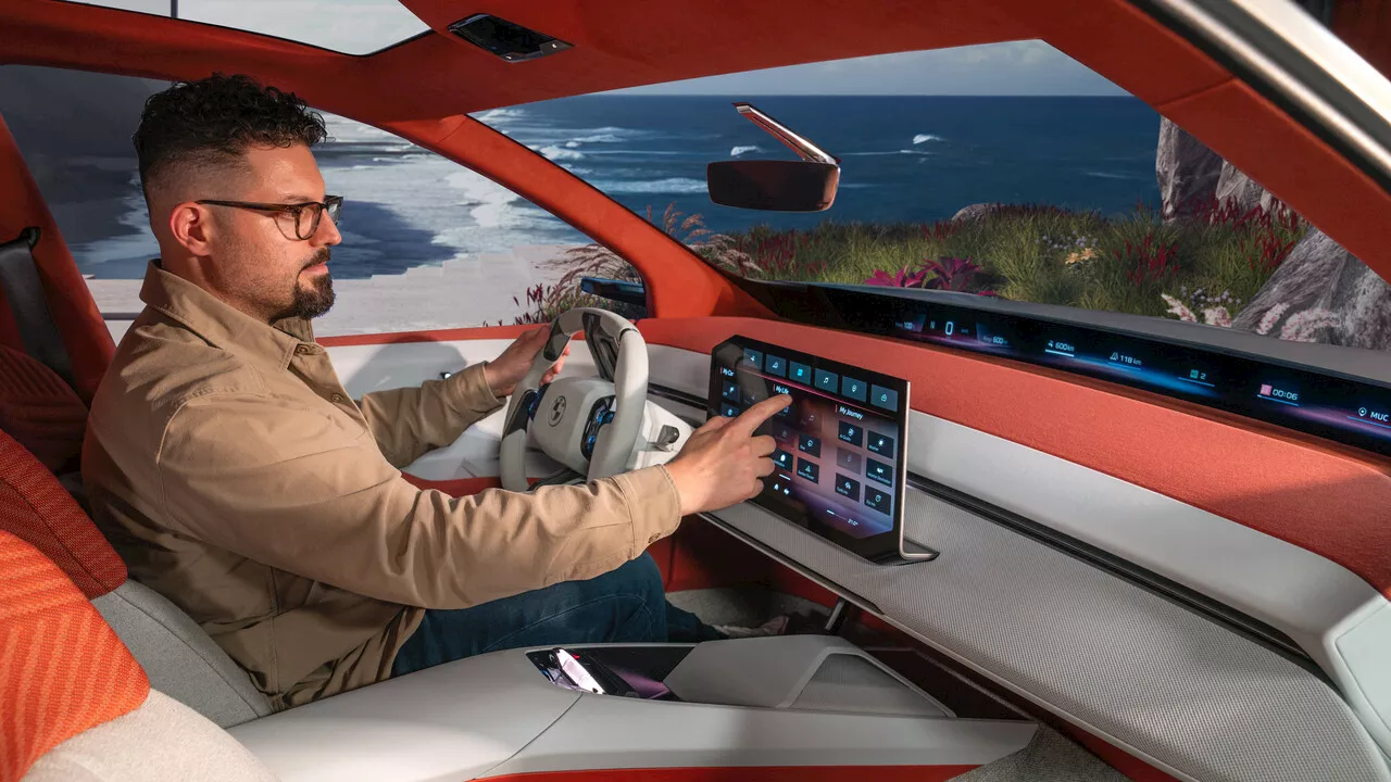 BMW Vision Neue Klasse X: Seriennahes SAV bietet rie­sig­es Panoramic Vision Display