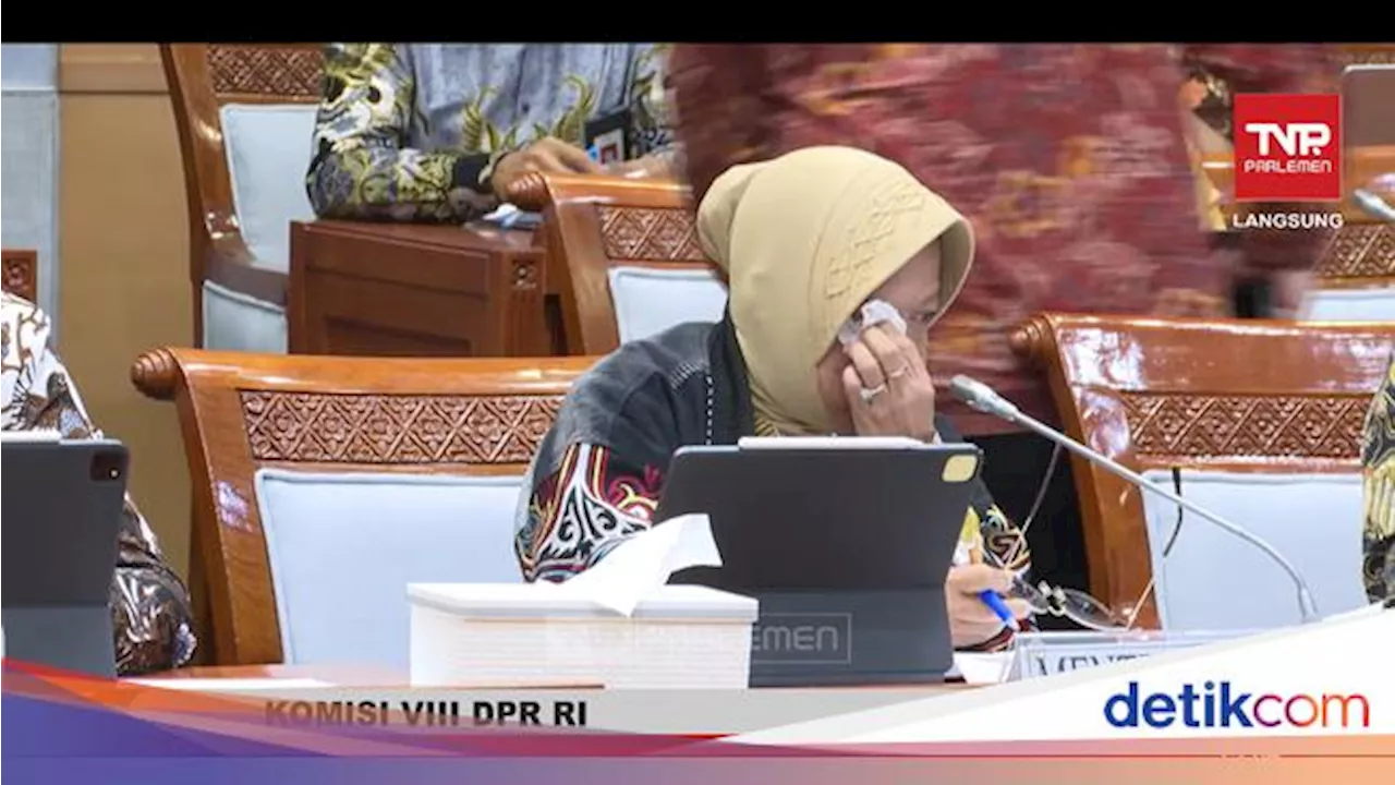 Risma Tiba-tiba Nangis Saat Rapat di DPR