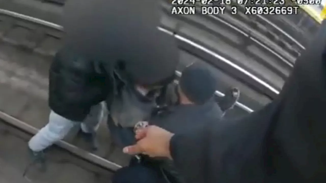 El dramático video del rescate de un hombre en las vías del metro de Nueva York