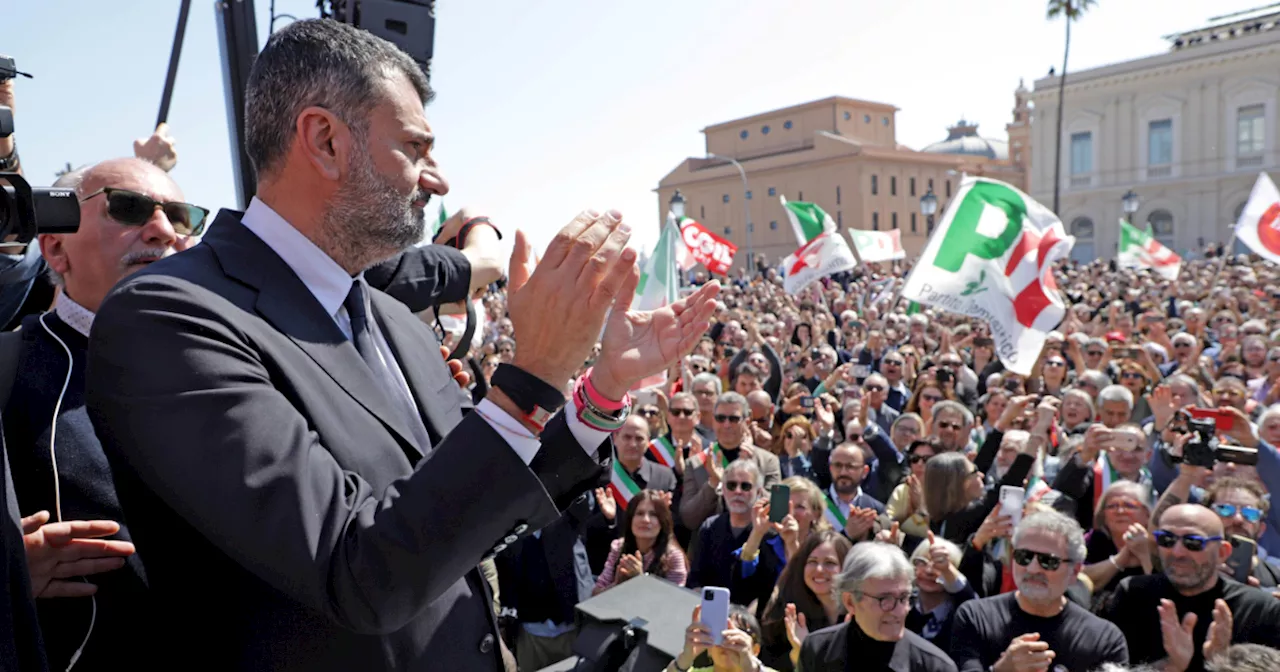 “Giù le mani da Bari”, migliaia in piazza in solidarietà a Decaro