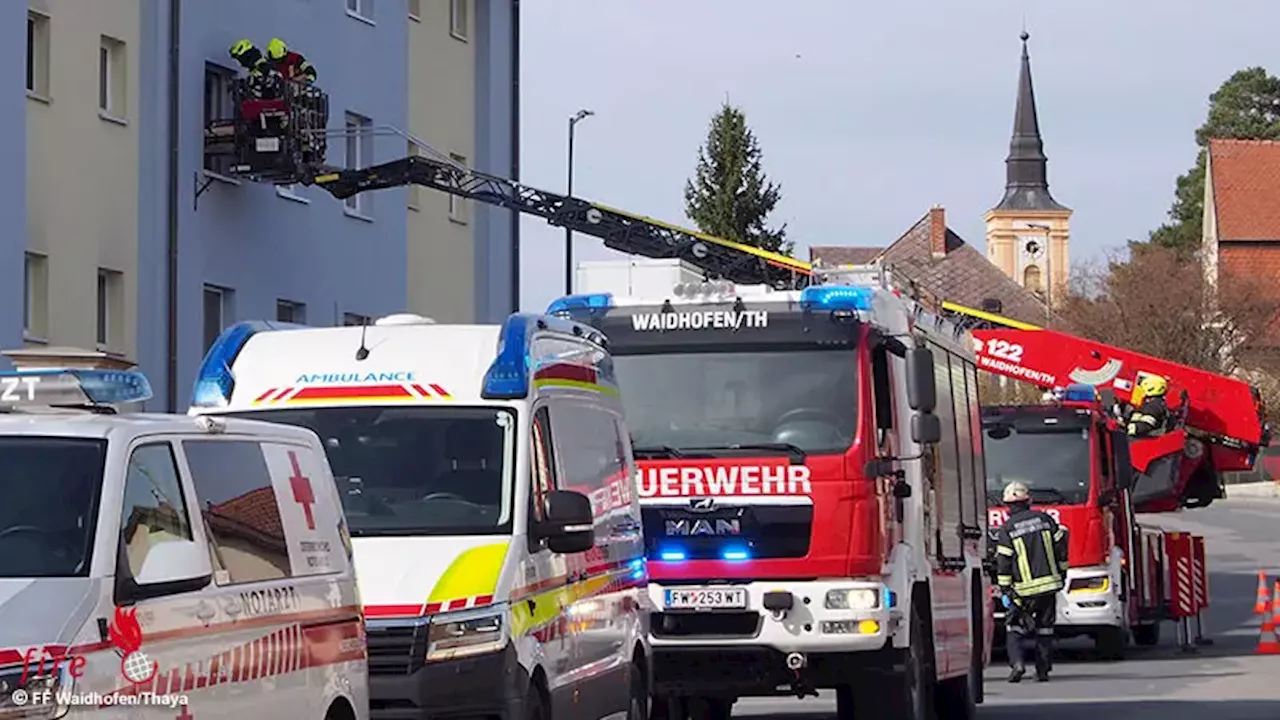 Feuerwehr unterstützt Rotes Kreuz bei Patiententransport