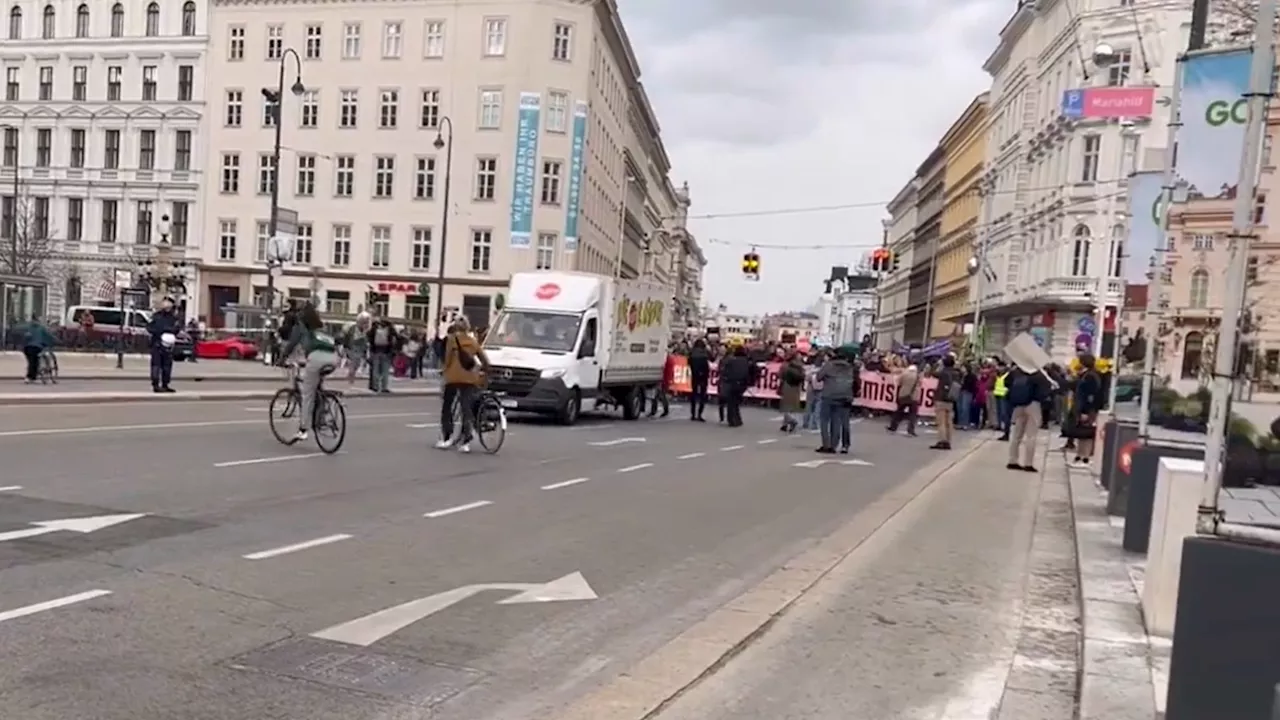 Große Anti-FPÖ-Demo sorgt für Verkehrs-Chaos in Wien