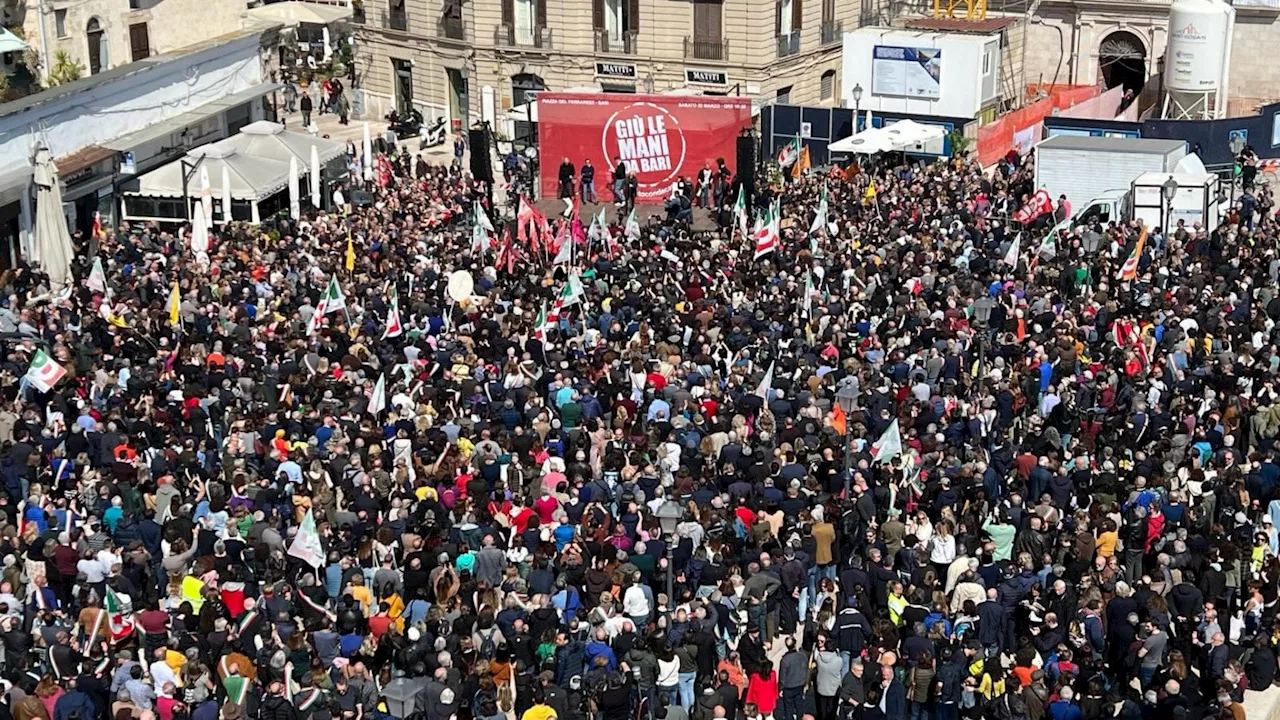 Migliaia in piazza a Bari in difesa del sindaco Decaro