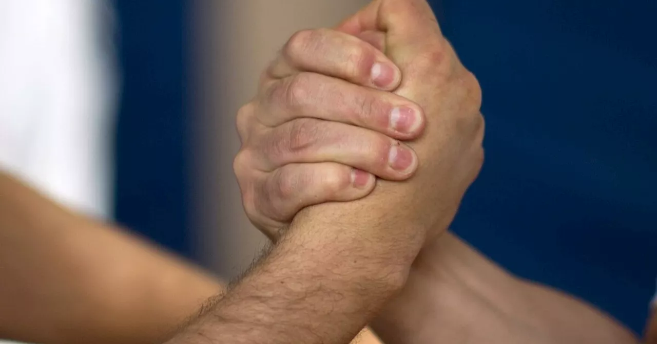 Wer hat die stärksten Arme? - Meisterschaft im Armwrestling