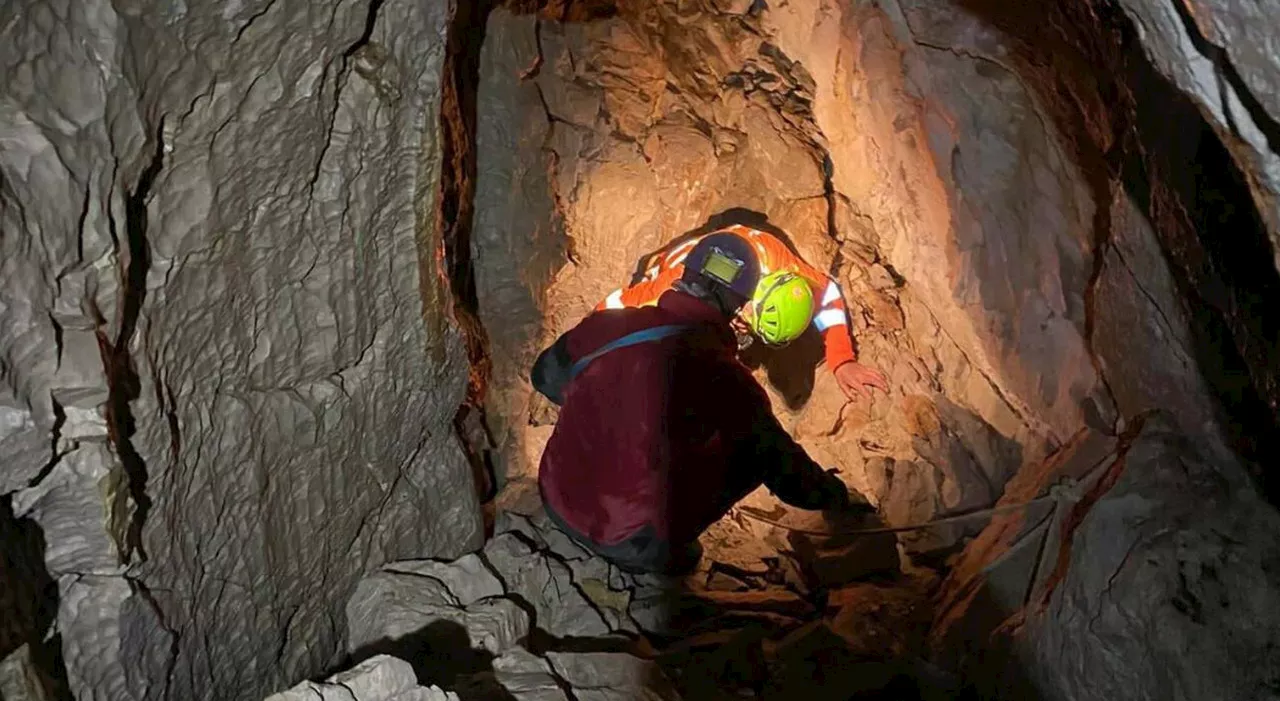 Speleologo colpito da una roccia resta bloccato nella Grotta della Pissatela a 70 metri di profondità