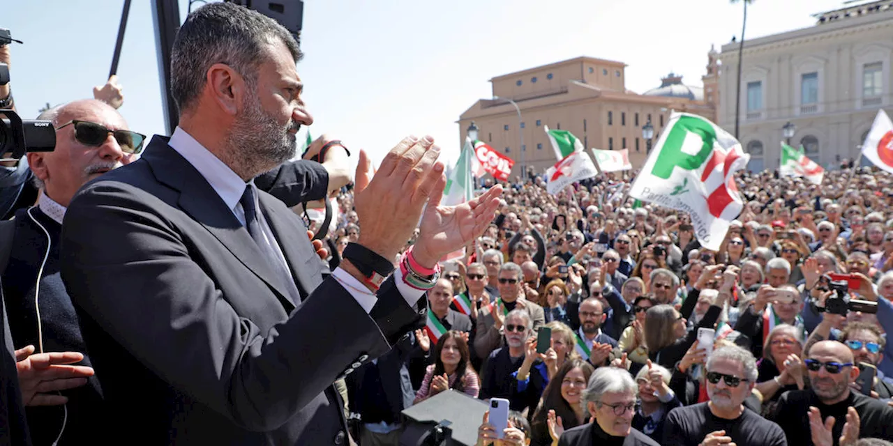 La manifestazione a Bari contro il possibile scioglimento del comune