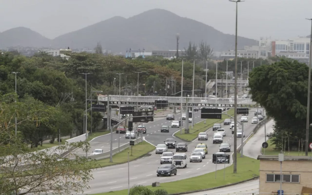 Vazamento de água na Avenida Ayrton Senna causa transtornos no trânsito na Zona Oeste