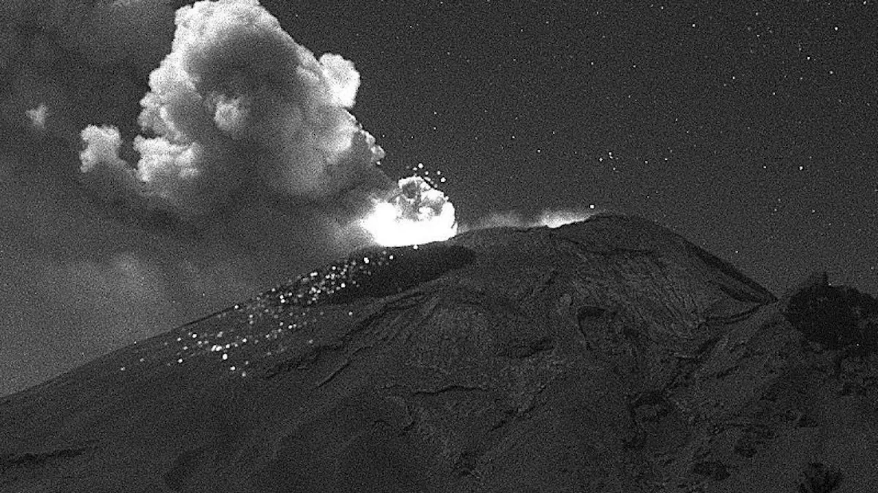 Captan explosión del Popocatépetl, pero autoridades afirman que no hay riesgo