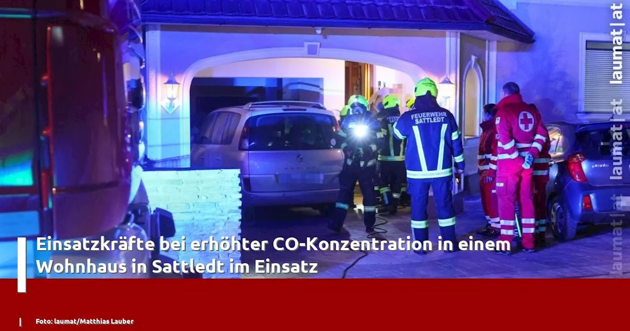 Einsatzkräfte bei erhöhter CO-Konzentration in einem Wohnhaus in Sattledt im Einsatz