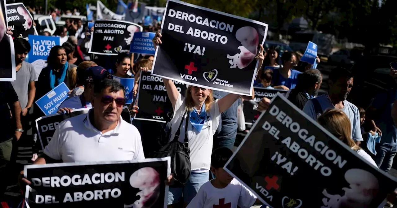 Cientos protestan en Argentina para exigir la derogación de la ley de aborto