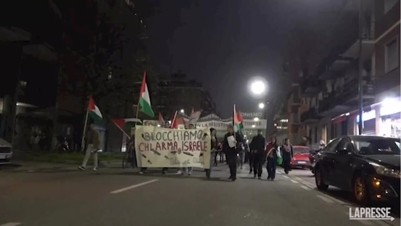 Milano, il corteo dei filo-palestinesi davanti all&#039;azienda: &#034;Vende armi a Israele&#034;