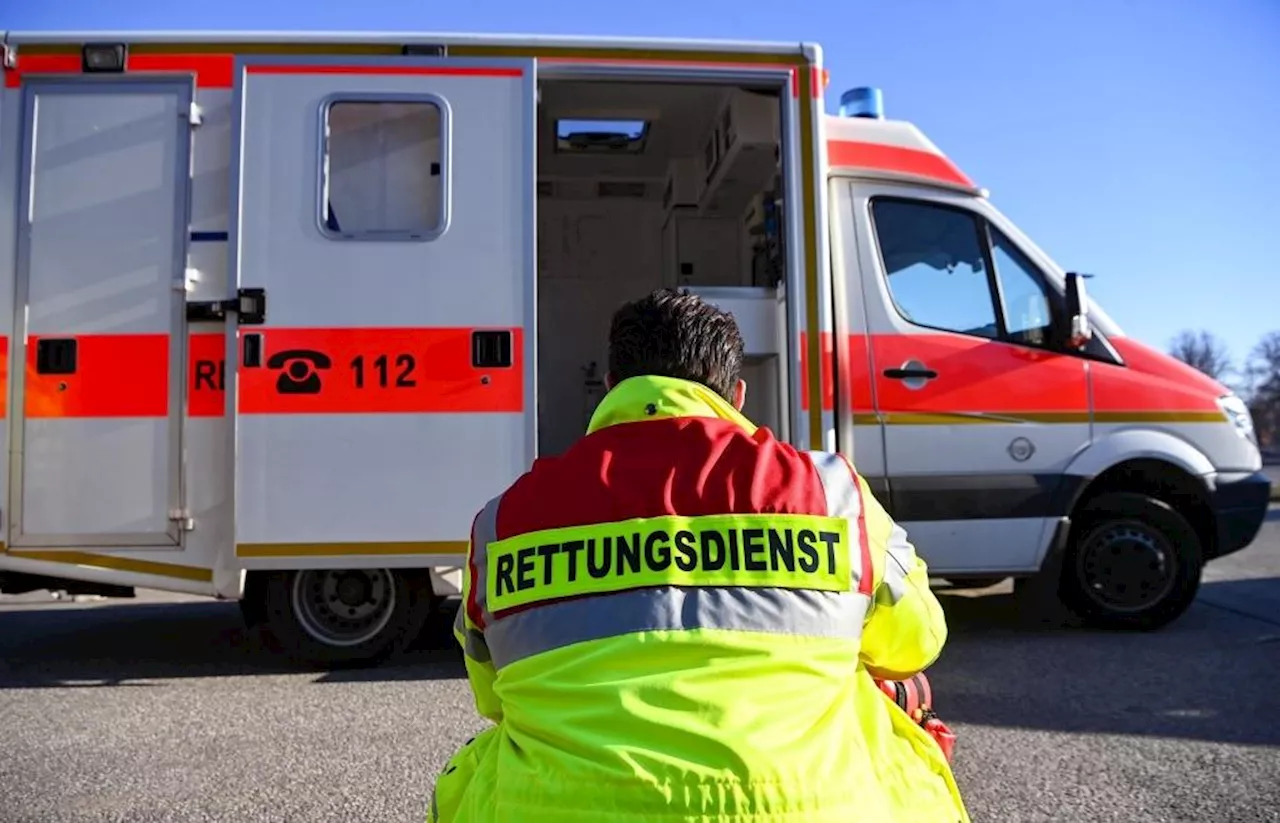 Betrunkener torkelt auf der A3 - und bringt dann zwei Polizisten ins Krankenhaus