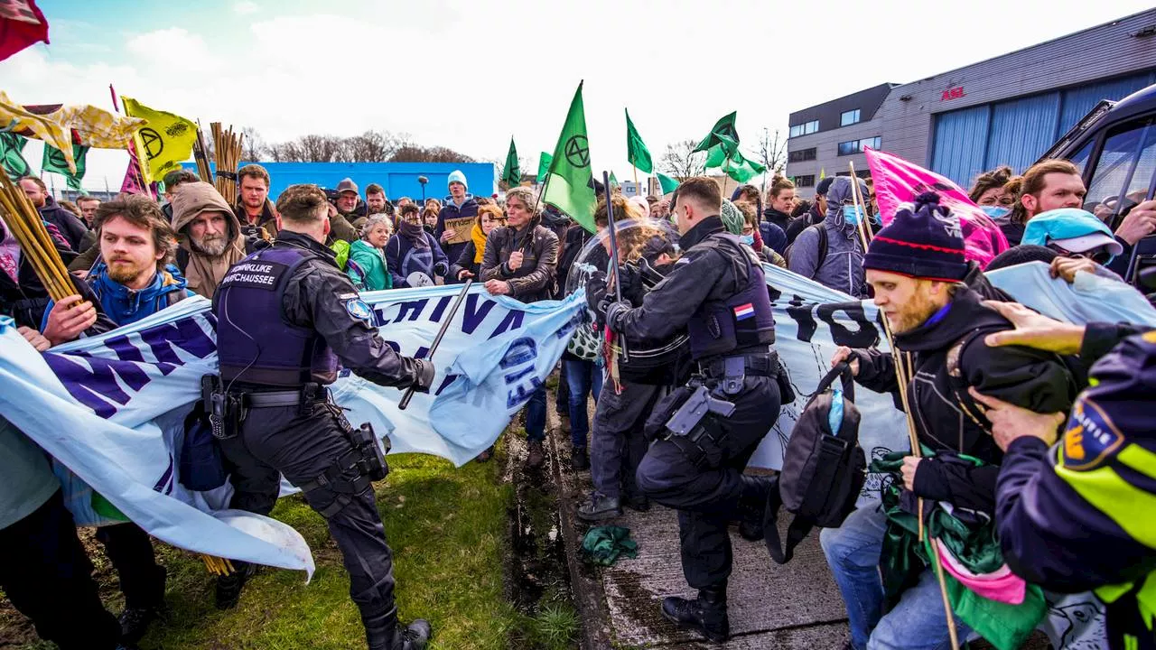 Demonstratie Extinction Rebellion op Eindhoven Airport vanmiddag