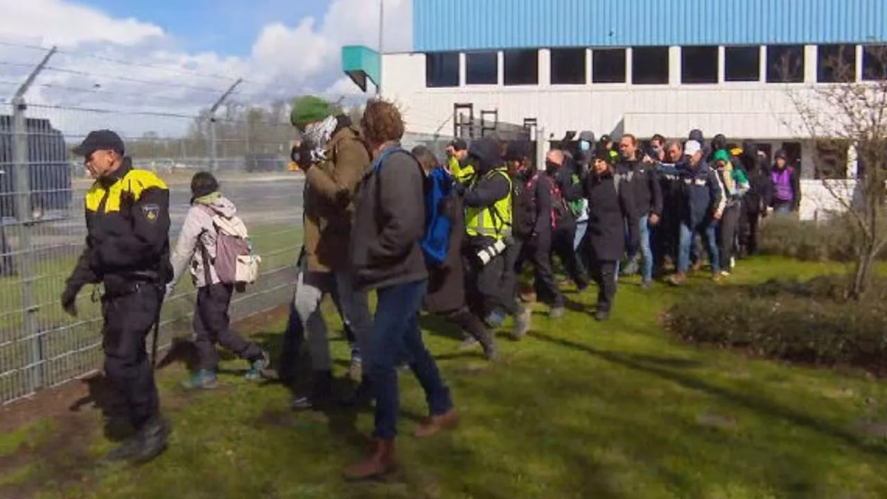 Klimaatactie bij Eindhoven Airport: heel veel agenten op de been