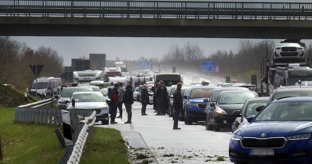 Verletzte auf A31 und A23​: Unfälle im Norden durch Hagelschauer​