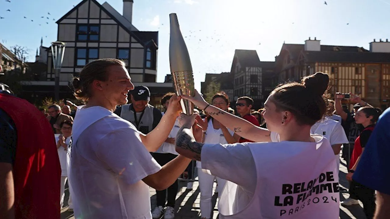 Paris 2024 volunteers' uniform pays tribute to French marinière - SABC News