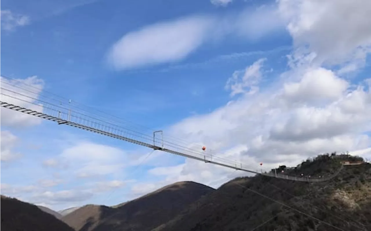 Inaugurato nel Perugino il ponte tibetano più alto d'Europa