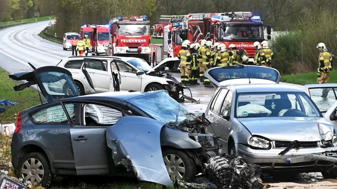 Verkehrsunfall: Missglücktes Überholmanöver: Ein Toter und sechs Verletzte