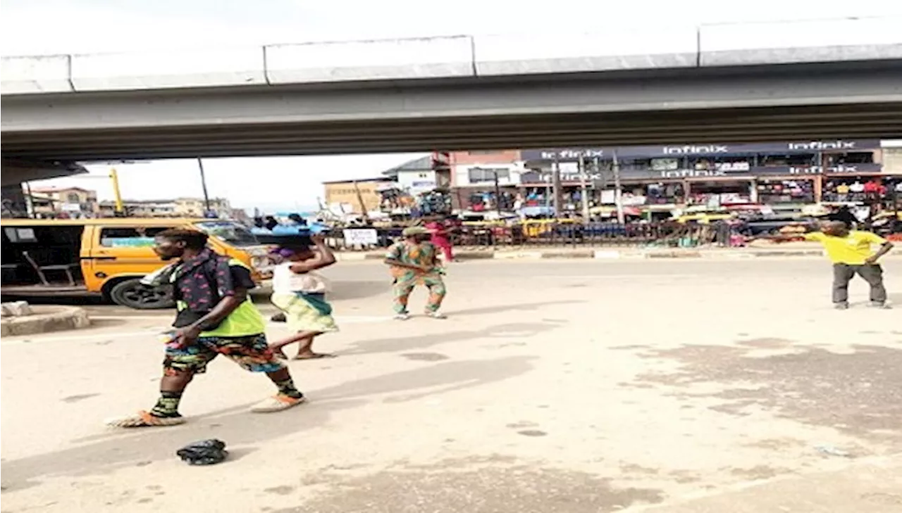 Lagos diverts traffic at Ikeja along for pedestrian bridge installation